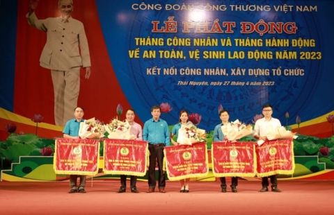 Công đoàn Công ty TNHH NatSteelVina: Nhận Cờ thi đua đơn vị suất sắc trong phong trào thi đua ATVS năm 2022